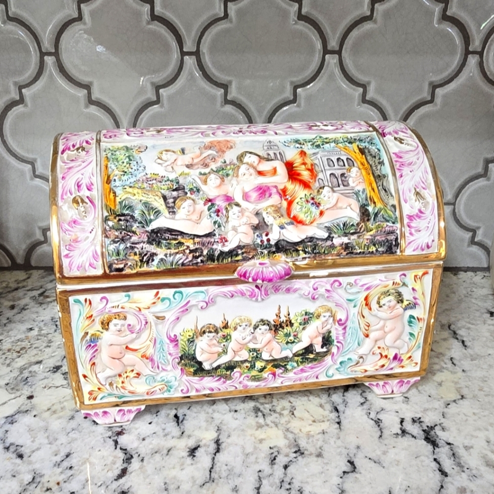 Italian Capodimonte Chest